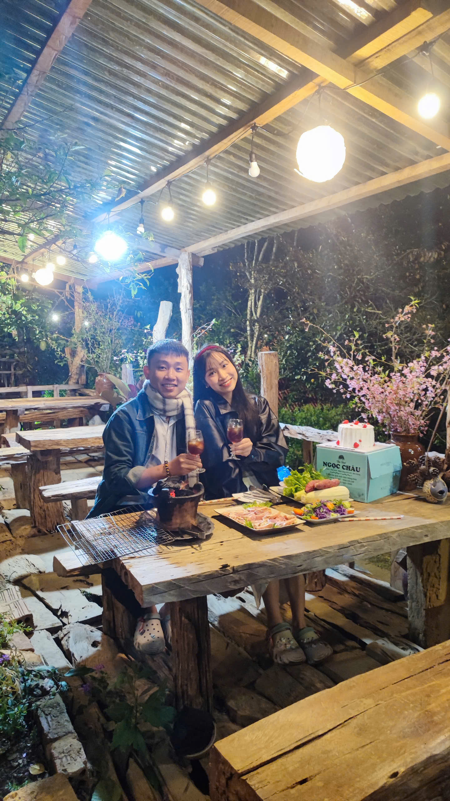Khách thưởng thức BBQ tại Tổ Chim Ri
