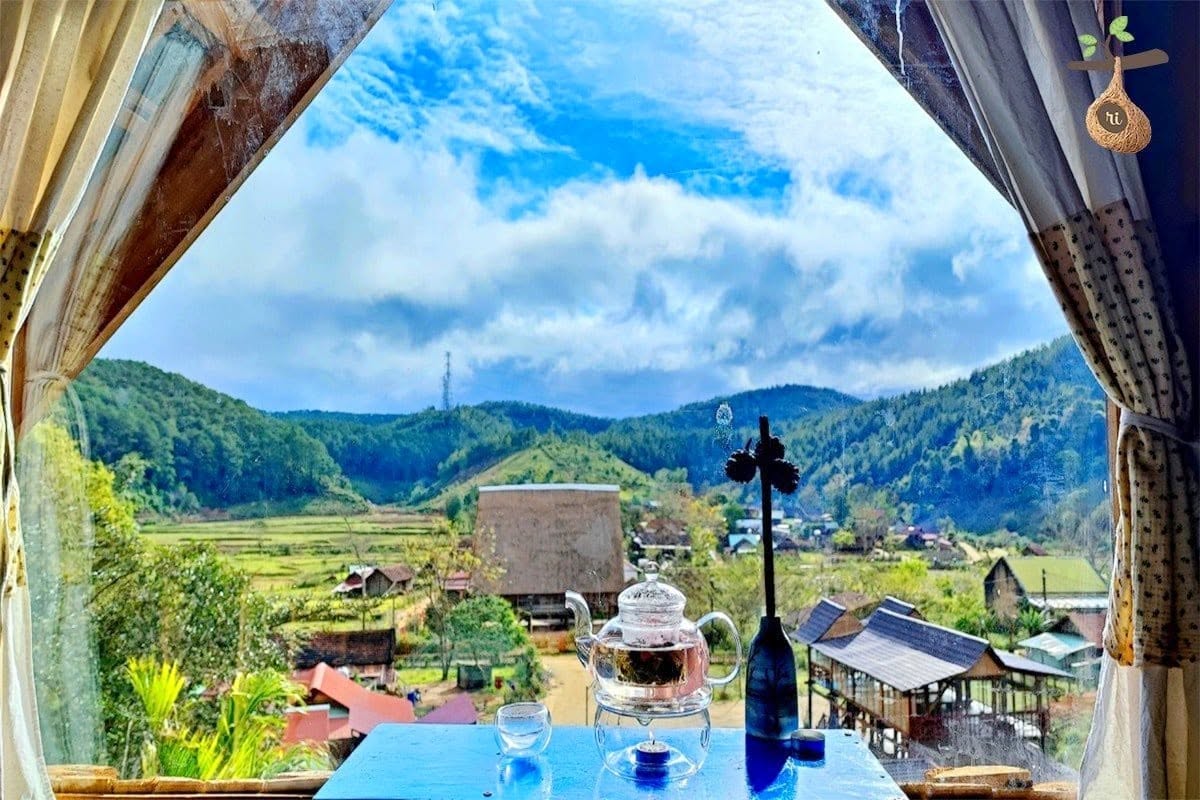 Ngắm toàn cảnh làng Kon Pring từ Tổ Chim Ri Homestay Măng Đen