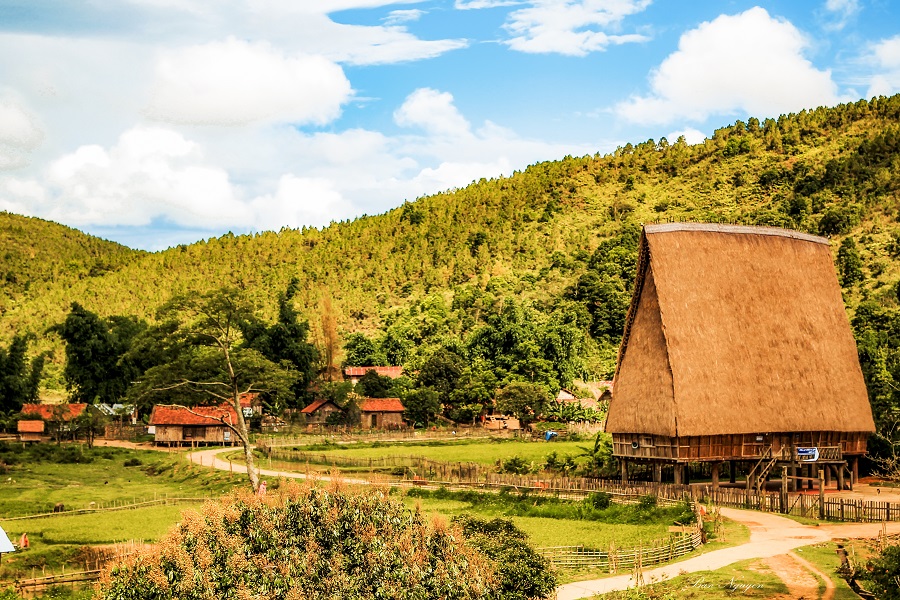 Nhà rông truyền thống tại Kon Pring