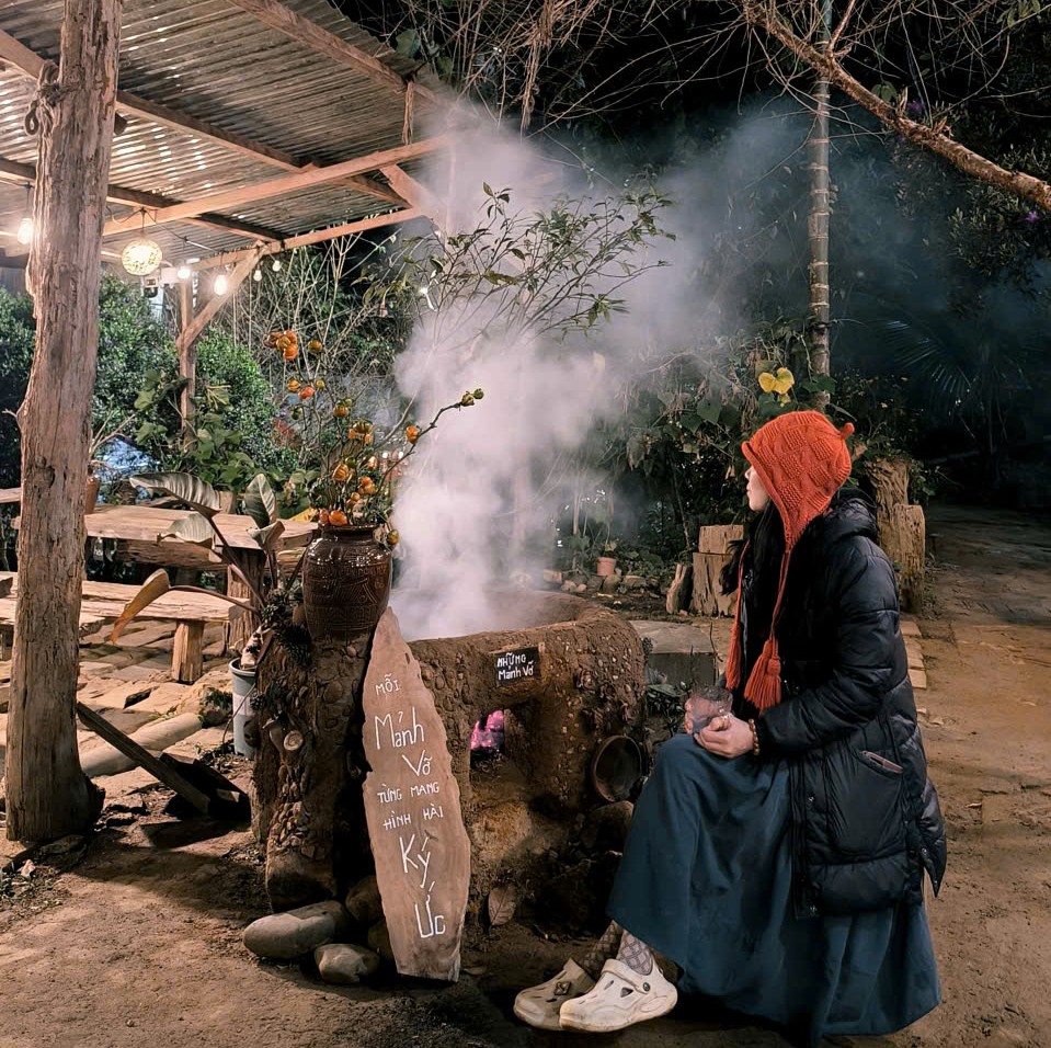 Góc ngồi bên bếp lửa tại homestay Măng Đen